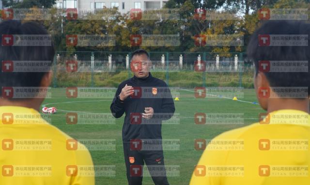 1733741460382075992.png 上村健一训练前与队员讲话.png