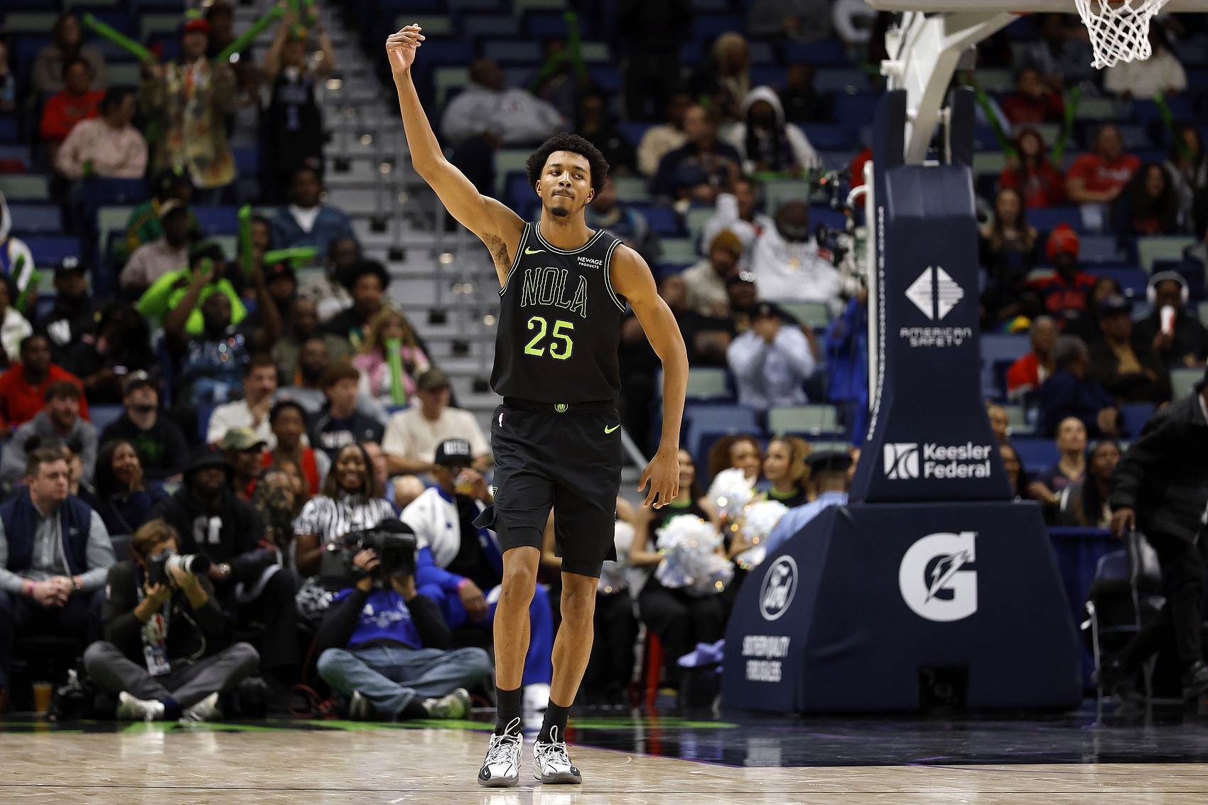 kaiyun·(中国)官方网站-仙人指路！奎因弧顶送抛传 墨菲腾空暴起双手空接扣篮