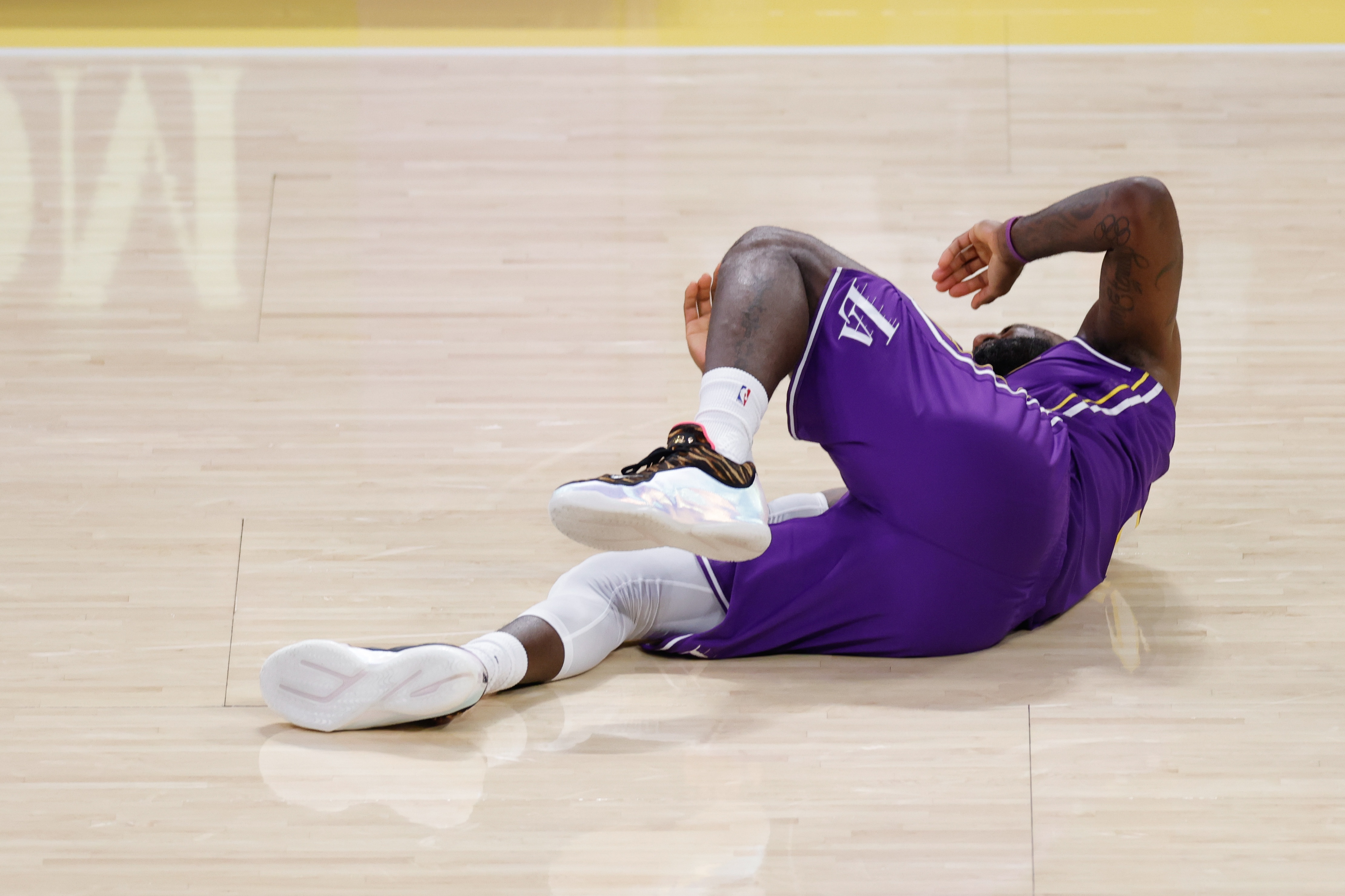 开云体育app-杰弗森：詹姆斯的假摔是最搞笑的 因为实在太假了 根本不懂怎么摔