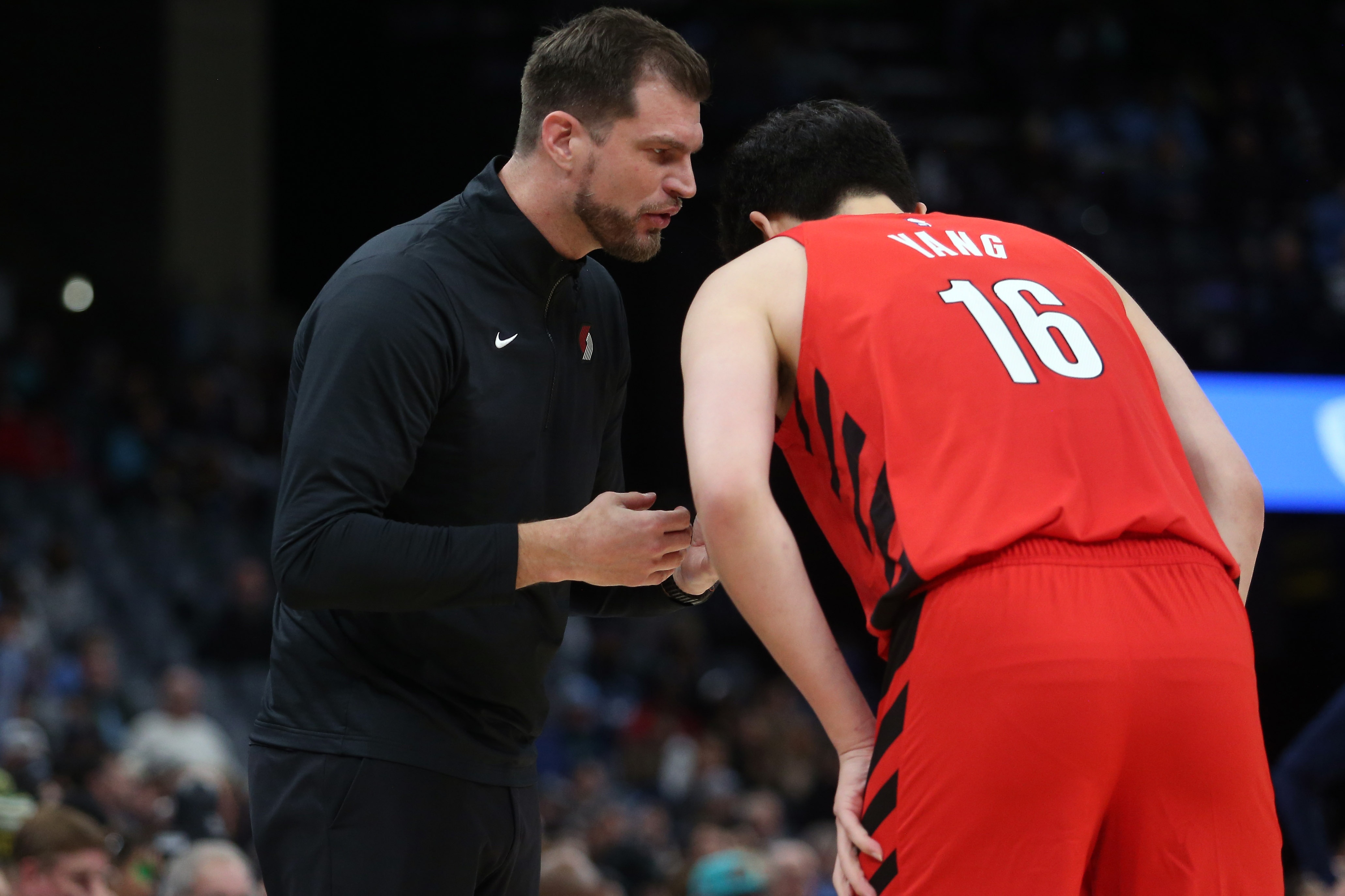 斯普利特：杨瀚森训练效果很好 但球队志在取胜给他的容错空间小